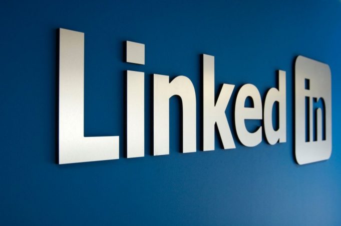 Apple и Google удалили приложение LinkedIn из российских магазинов по просьбе Роскомнадзора