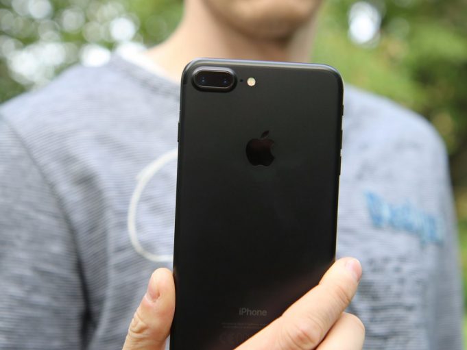 Apple использует для корпуса iPhone 8 нержавеющую сталь вместо алюминия