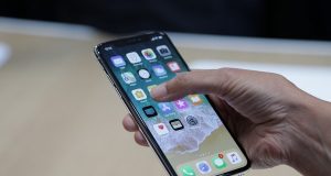 Продажи смартфонов продолжают стремительно падать